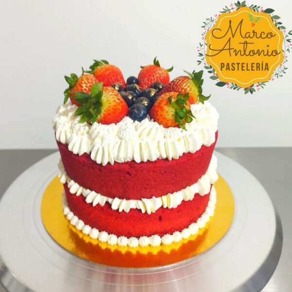 Torta Red Velvet con fruta MARCO ANTONIO PASTELERÍA